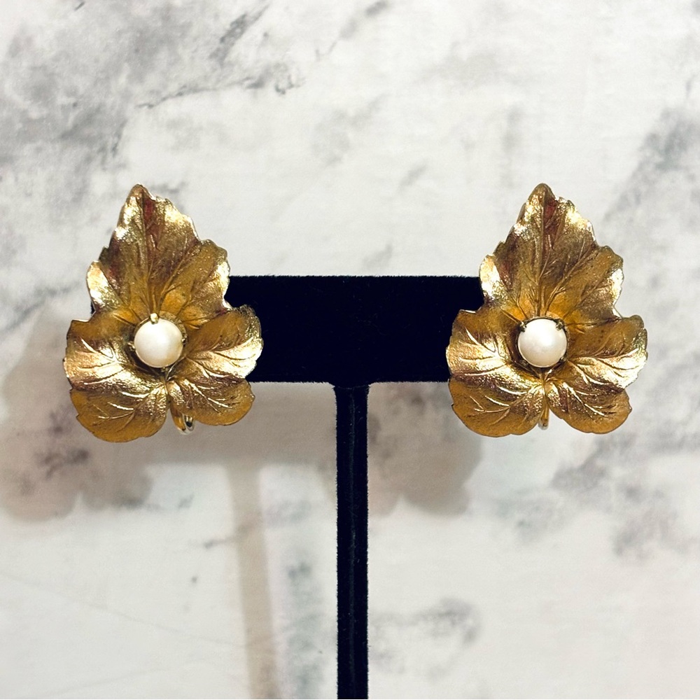Vintage Sarah Coventry Gold Tone Leaf Clip On Earrings With Center Pearl